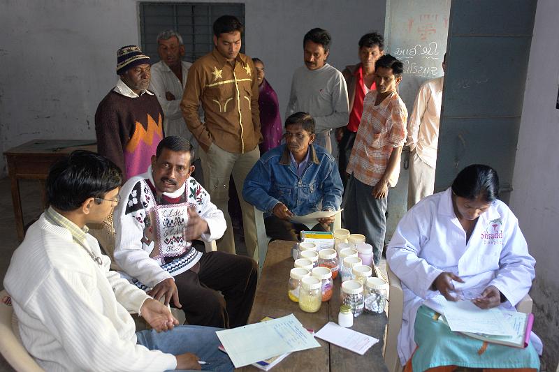 _DSC1506.JPG - Physician discussing with a patient in one of the gams