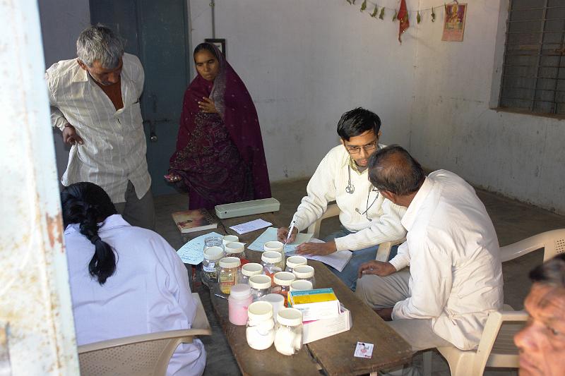 _DSC1508.JPG - Physician consulting with a patient in one of the gams
