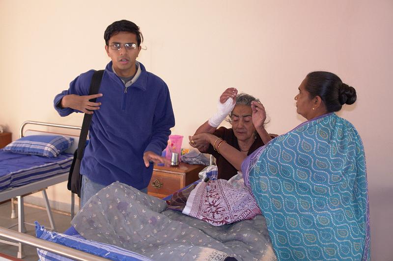 _DSC1514.JPG - Physician working with a patient