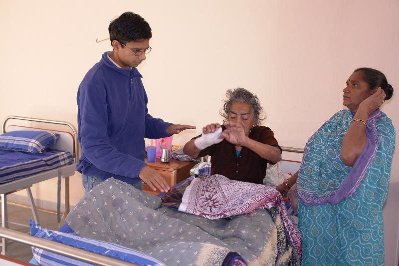 _DSC1515.JPG - Physician working with a patient