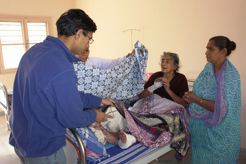 _DSC1516.JPG - Physician working with a patient